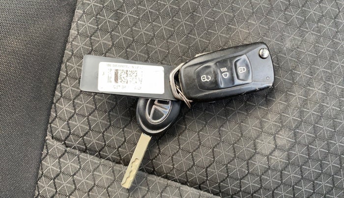 2021 Tata ALTROZ XE DIESEL, Diesel, Manual, 1,05,188 km, Key Close Up