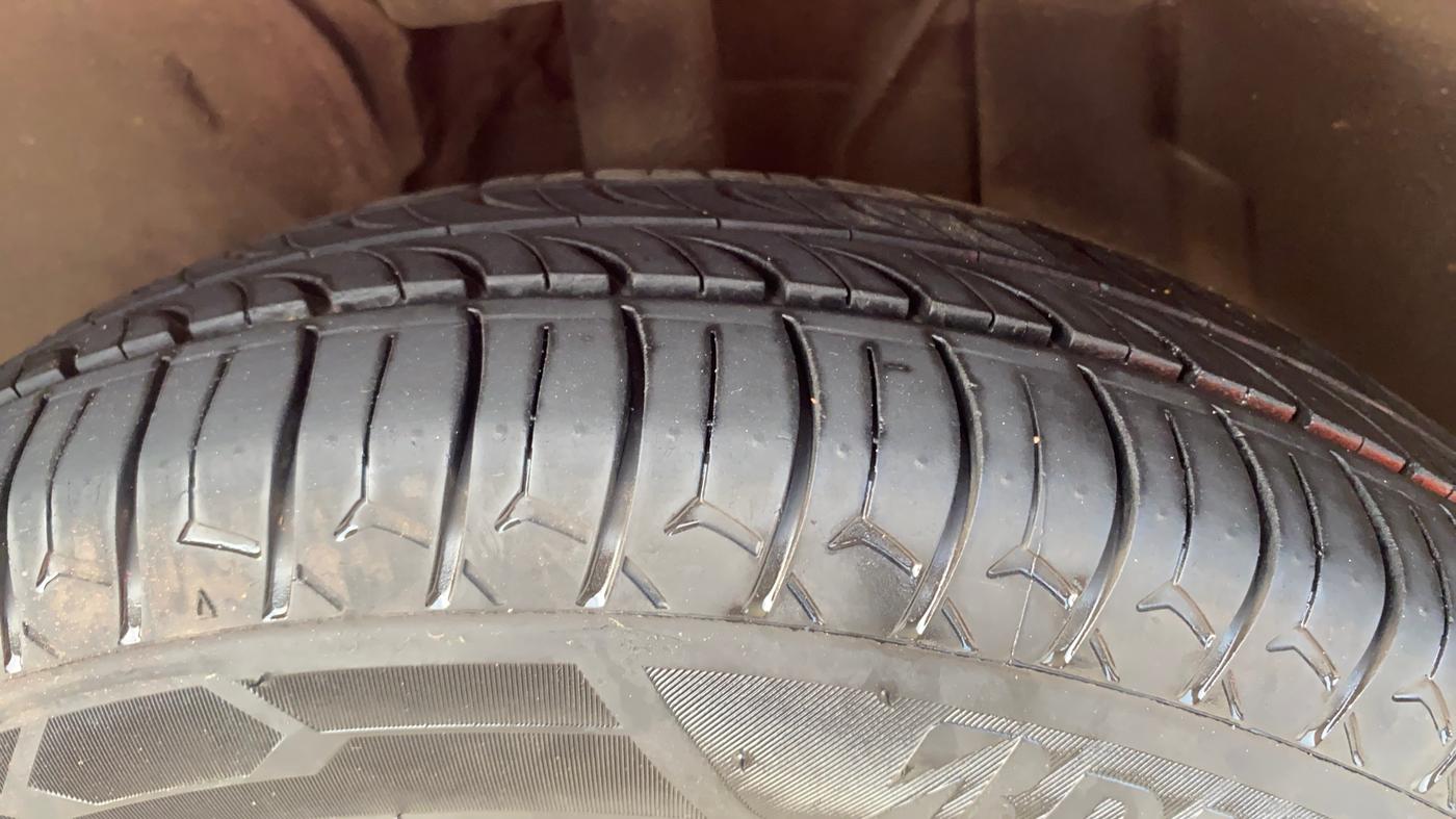 2021 Tata ALTROZ XE DIESEL, Diesel, Manual, 1,05,310 km, Left Front Tyre Tread