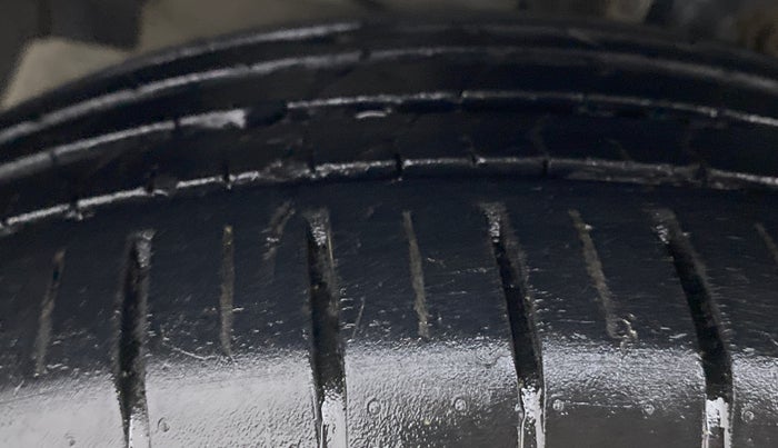 2020 Maruti Ciaz ALPHA 1.5 AT SHVS, Petrol, Automatic, 39,945 km, Left Front Tyre Tread