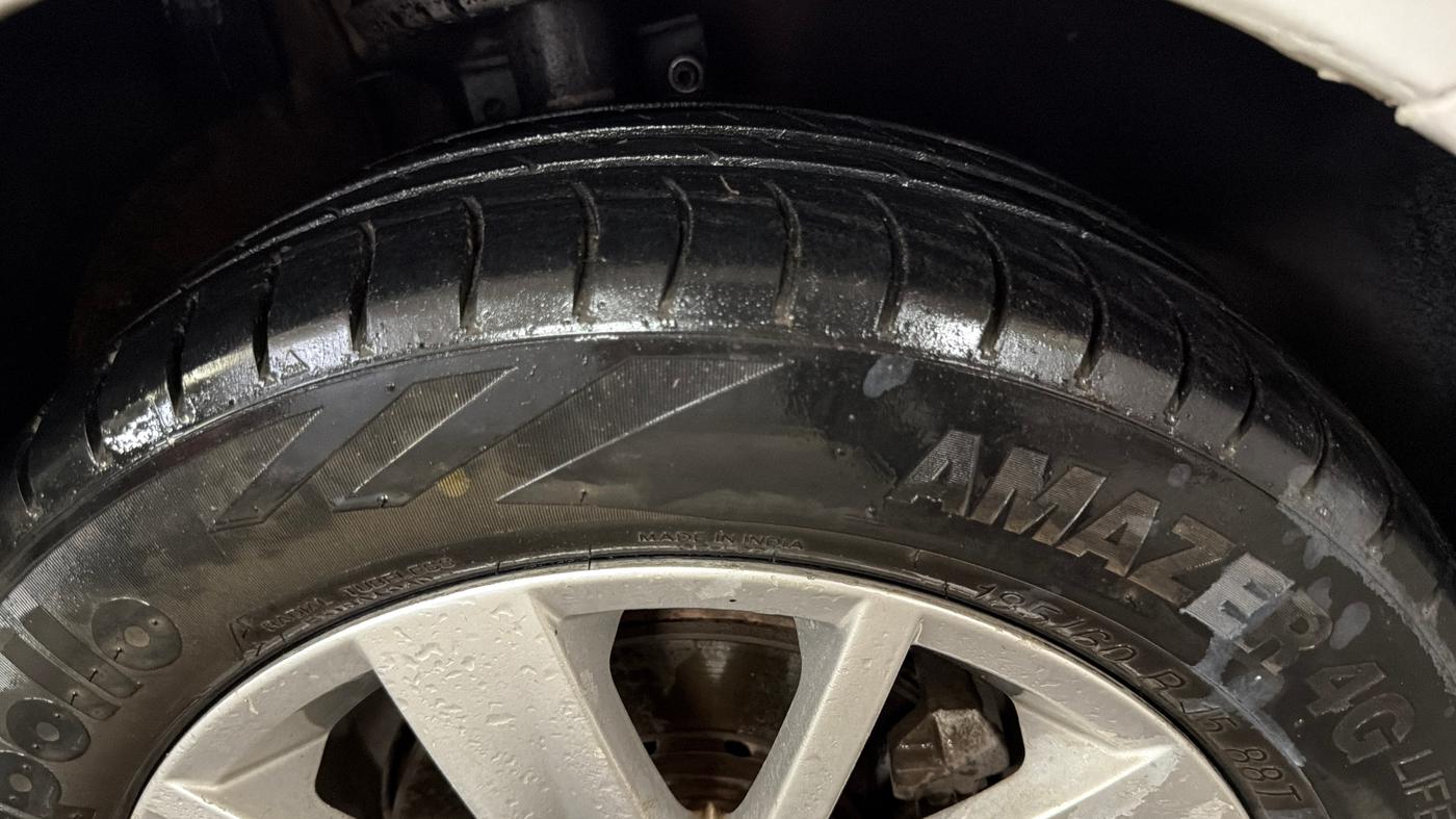 2016 Volkswagen Ameo HIGHLINE1.0L, Petrol, Manual, 87,275 km, Right Front Tyre Tread