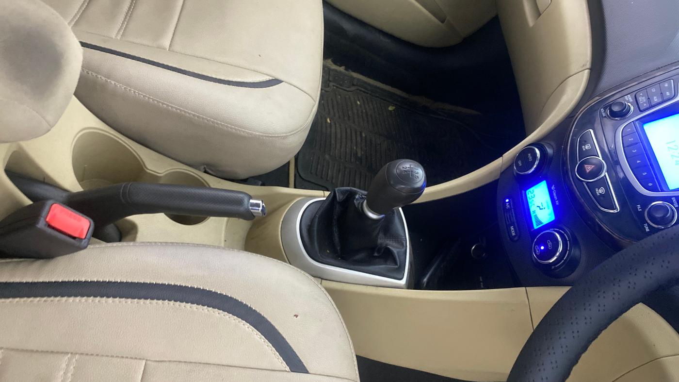 2013 Hyundai Verna FLUIDIC 1.6 VTVT SX, Petrol, Manual, 84,177 km, Gear Lever