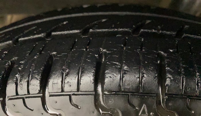 2016 Renault Kwid RXT 1.0, Petrol, Manual, 22,593 km, Left Rear Tyre Tread