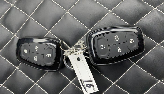 2024 Tata PUNCH ACCOMPLISHED AMT, Petrol, Automatic, 11,104 km, Key Close Up