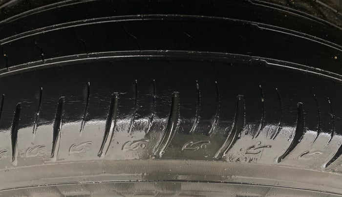 2014 Renault Duster 85 PS RXE DIESEL, Diesel, Manual, 75,390 km, Right Rear Tyre Tread