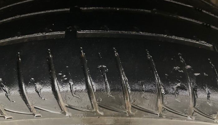 2014 Renault Duster 85 PS RXE DIESEL, Diesel, Manual, 75,390 km, Right Front Tyre Tread