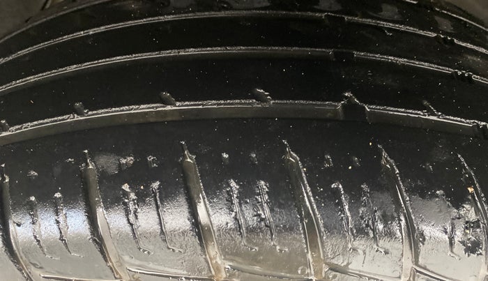 2014 Renault Duster 85 PS RXE DIESEL, Diesel, Manual, 75,390 km, Left Front Tyre Tread