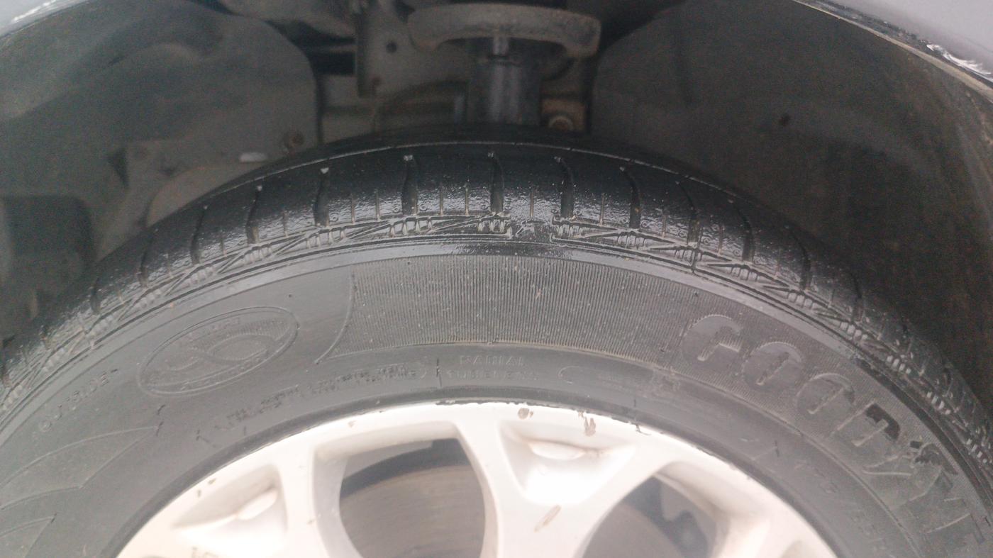 2013 Ford Figo TITANIUM 1.2 PETROL, Petrol, Manual, 70,406 km, Left Front Tyre Tread