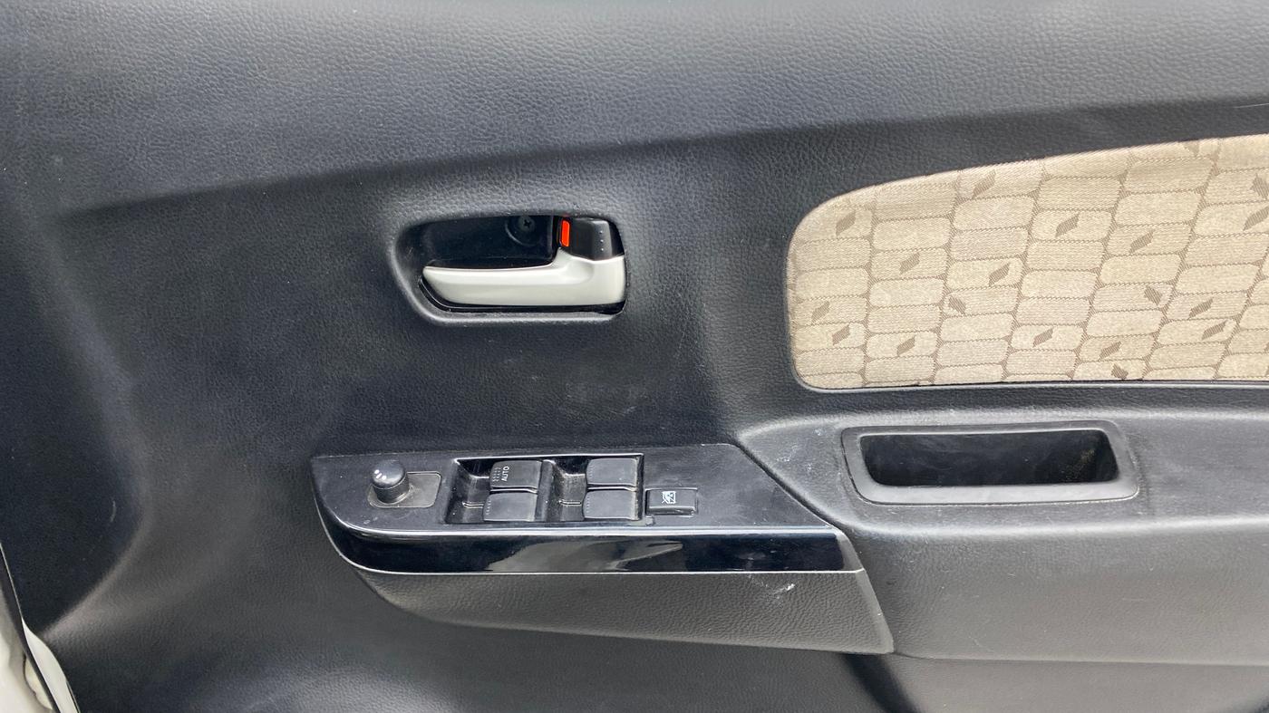 2017 Maruti Wagon R 1.0 VXI, Petrol, Manual, 26,501 km, Driver Side Door Panels Control