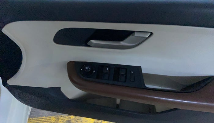 2023 Tata ALTROZ XZ Plus (S) LUX, Petrol, Manual, 51,788 km, Driver Side Door Panels Control