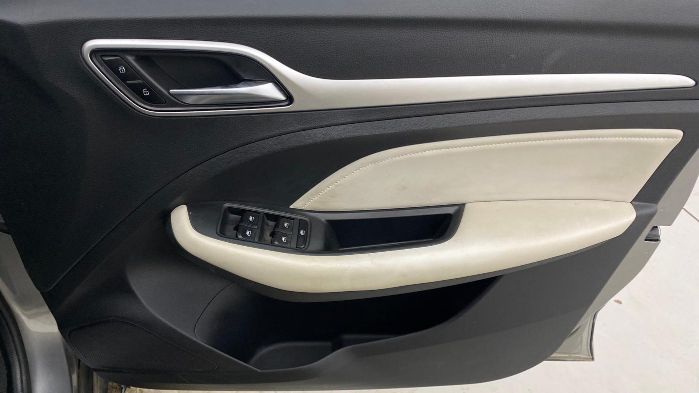 2022 MG ASTOR SUPER EX 1.5 MT, Petrol, Manual, 28,372 km, Driver Side Door Panels Control