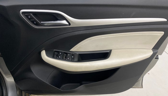 2022 MG ASTOR SUPER EX 1.5 MT, Petrol, Manual, 28,372 km, Driver Side Door Panels Control