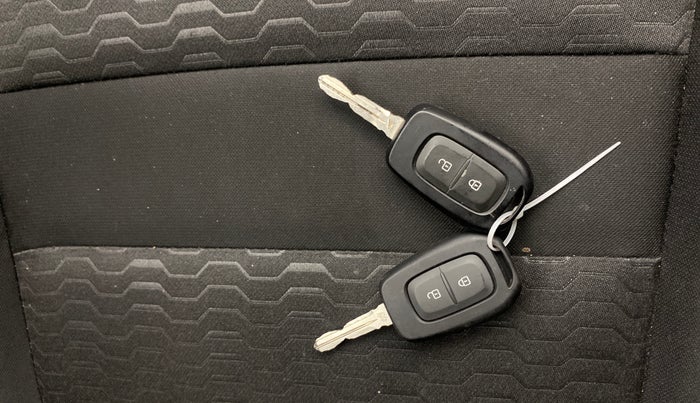 2025 Nissan MAGNITE Acenta B4D 1.0 Petrol MT, Petrol, Manual, 15,265 km, Key Close Up