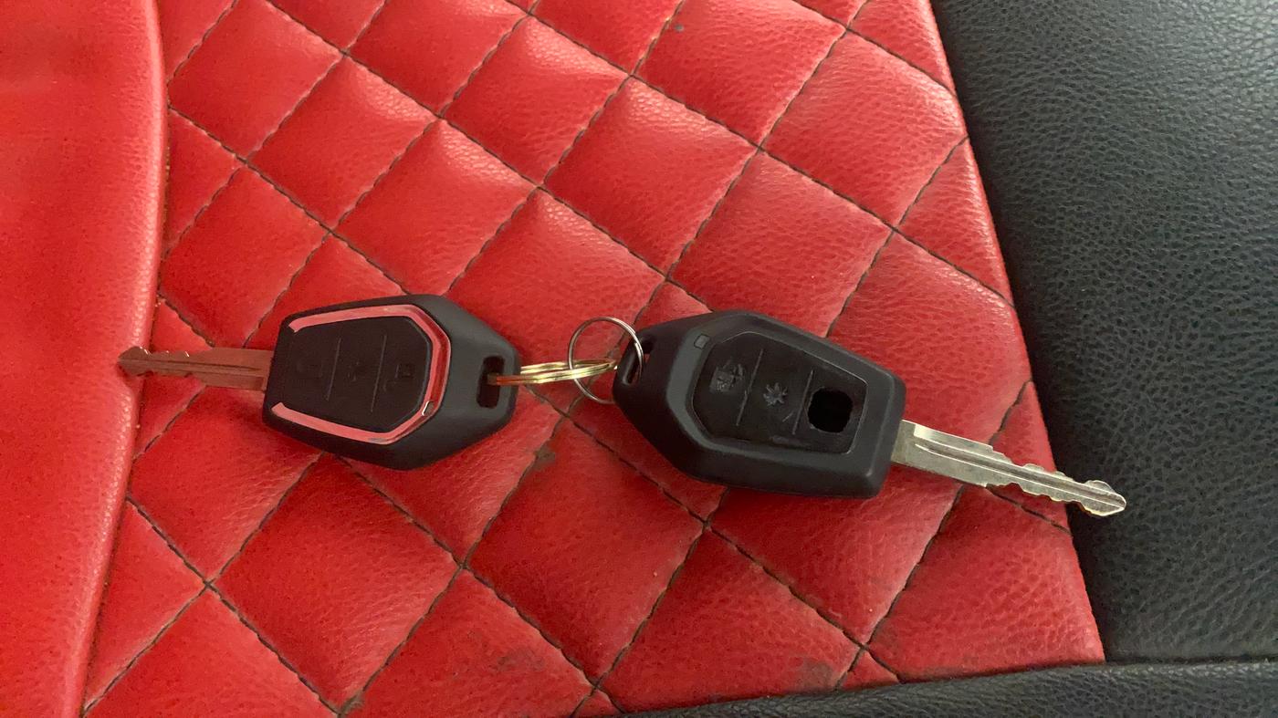 2017 Mahindra TUV300 T8 AMT, Diesel, Automatic, 83,120 km, Key Close Up