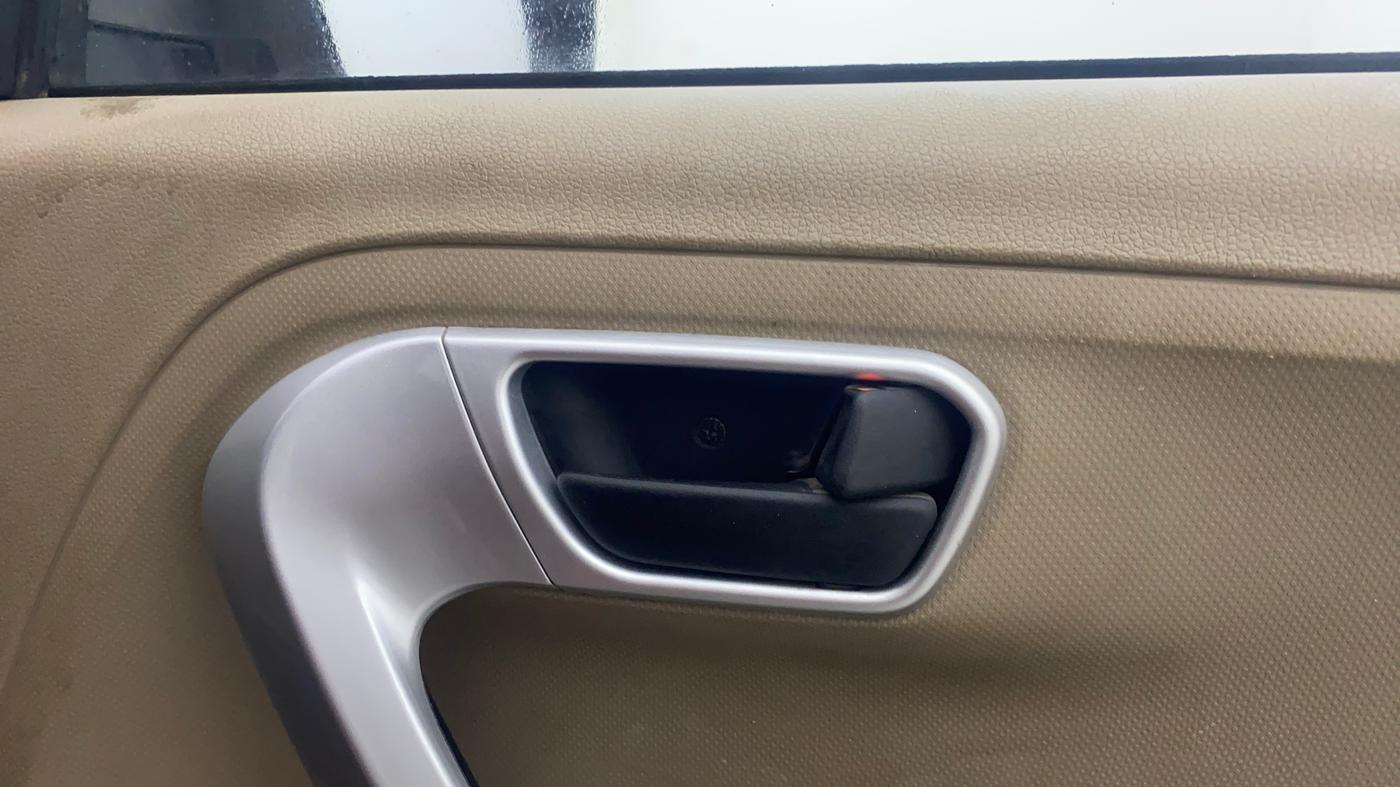 2017 Mahindra TUV300 T8 AMT, Diesel, Automatic, 83,120 km, Driver Side Door Panels Control
