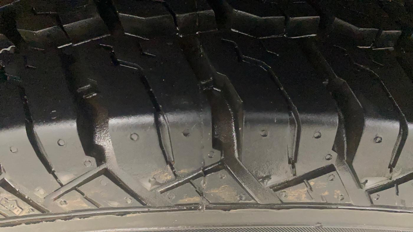 2017 Mahindra TUV300 T8 AMT, Diesel, Automatic, 83,120 km, Right Rear Tyre Tread
