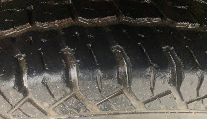 2017 Mahindra TUV300 T8 AMT, Diesel, Automatic, 83,049 km, Left Front Tyre Tread