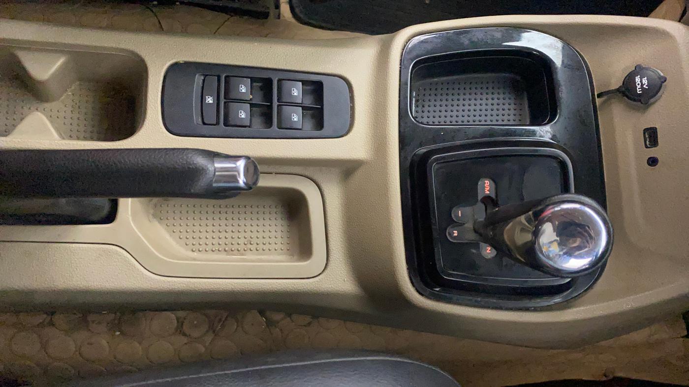 2017 Mahindra TUV300 T8 AMT, Diesel, Automatic, 83,120 km, Gear Lever
