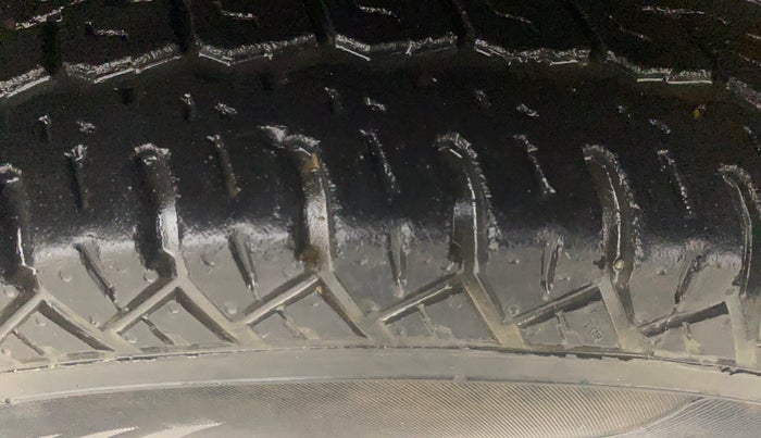 2017 Mahindra TUV300 T8 AMT, Diesel, Automatic, 83,049 km, Right Front Tyre Tread