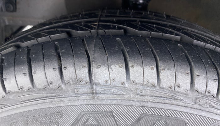 2016 Hyundai Eon ERA PLUS, Petrol, Manual, 52,046 km, Left Front Tyre Tread