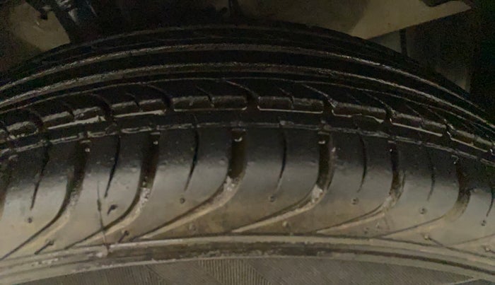 2013 Hyundai i20 MAGNA (O) 1.2, CNG, Manual, 59,000 km, Left Front Tyre Tread