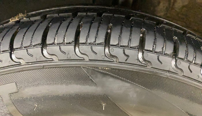 2016 Renault Kwid RXT 1.0 AMT, Petrol, Automatic, 74,586 km, Left Rear Tyre Tread