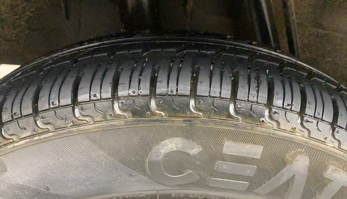 2016 Renault Kwid RXT 1.0 AMT, Petrol, Automatic, 74,586 km, Right Rear Tyre Tread