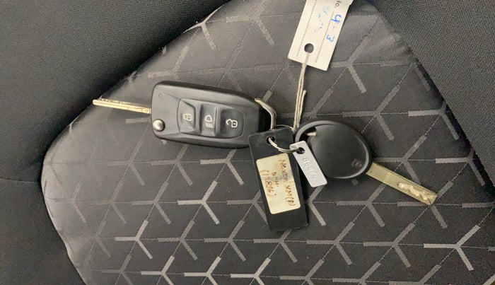 2020 Tata NEXON XM PETROL, Petrol, Manual, 80,137 km, Key Close Up