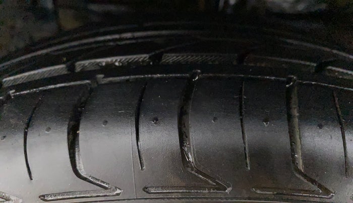2017 Maruti Ciaz ZETA 1.4  AT PETROL, Petrol, Automatic, 29,479 km, Left Front Tyre Tread