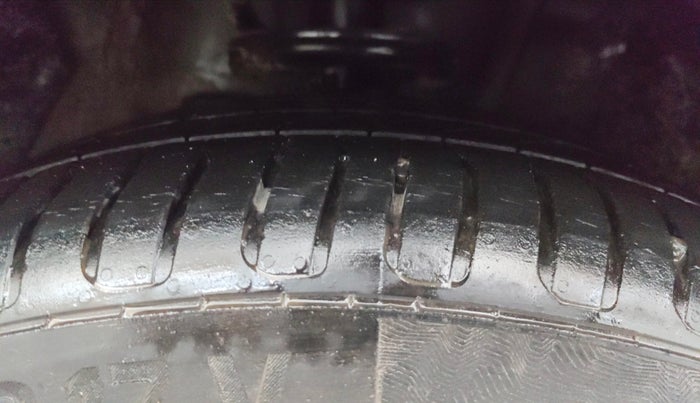 2021 MG ASTOR SAVVY 1.5 CVT S RED, Petrol, Automatic, 24,954 km, Right Front Tyre Tread