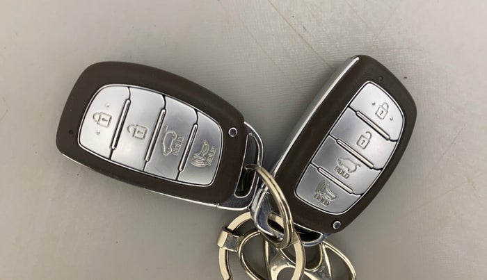 2020 Hyundai VENUE SX 1.0 (O) TURBO IMT DUAL TONE, Petrol, Manual, 67,344 km, Key Close Up