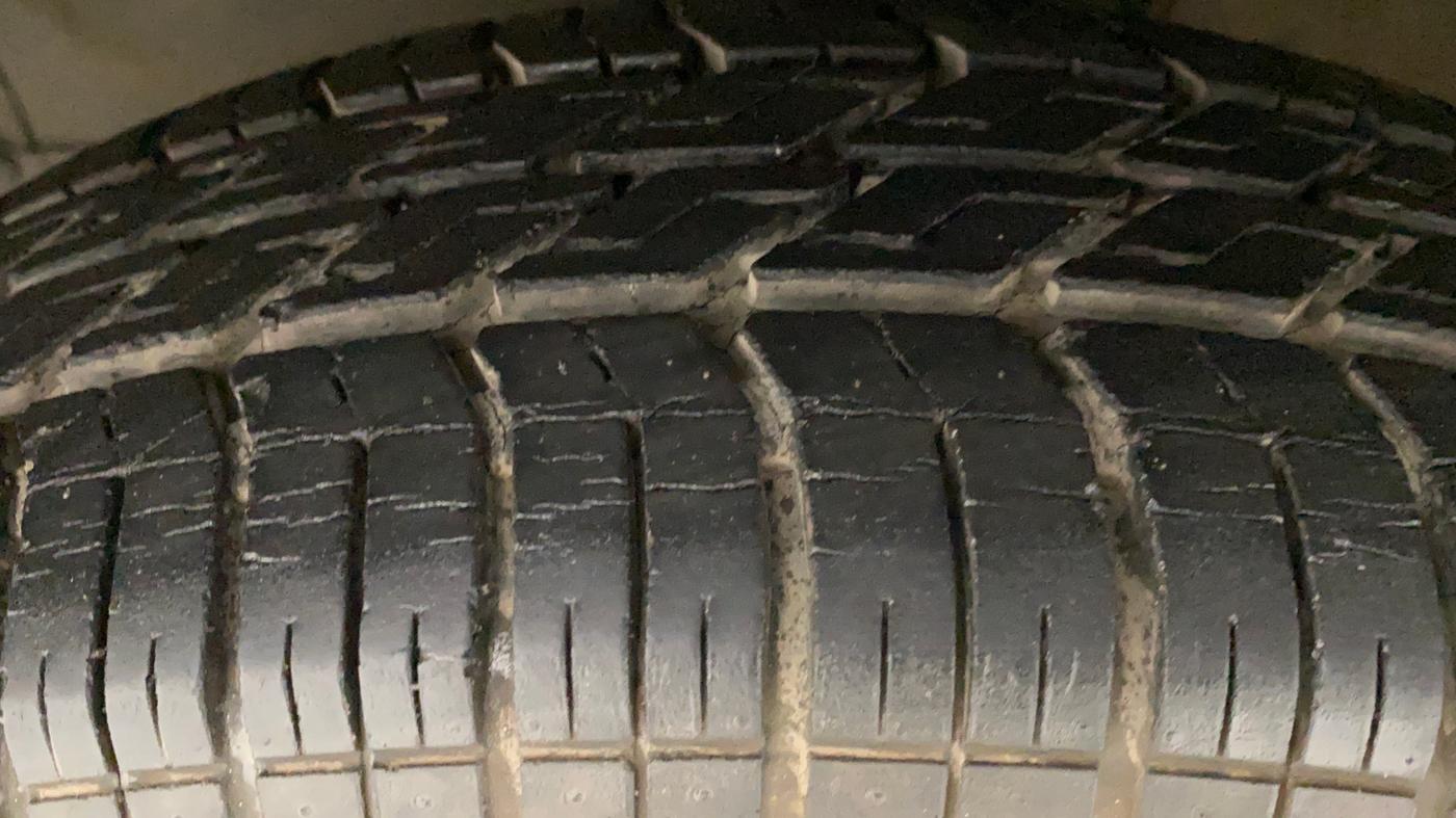 2011 Maruti Swift VXI, Petrol, Manual, 1,04,295 km, Left Front Tyre Tread