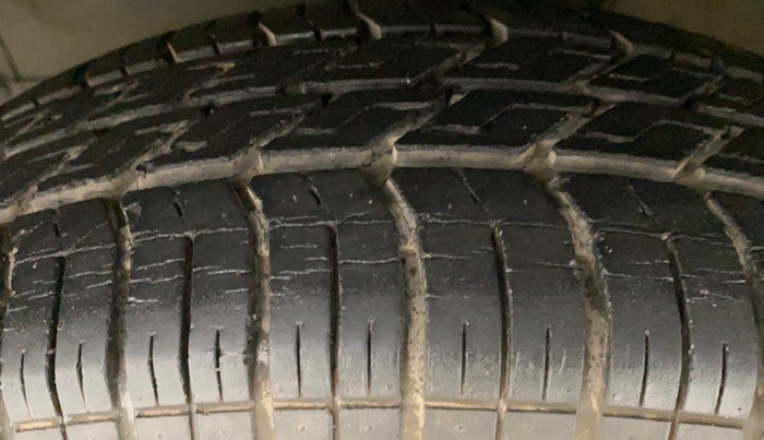 2011 Maruti Swift VXI, Petrol, Manual, 1,04,295 km, Left Front Tyre Tread