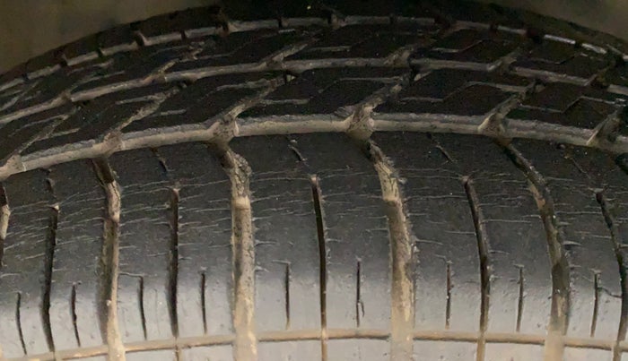 2011 Maruti Swift VXI, Petrol, Manual, 1,04,295 km, Right Front Tyre Tread
