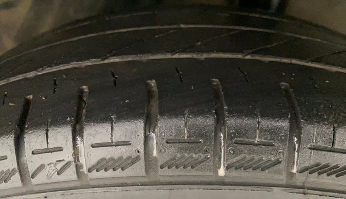 2011 Maruti Swift VXI, Petrol, Manual, 1,04,295 km, Left Rear Tyre Tread