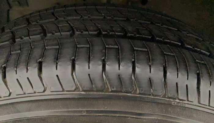 2017 Maruti Swift VXI, Petrol, Manual, 9,912 km, Left Rear Tyre Tread