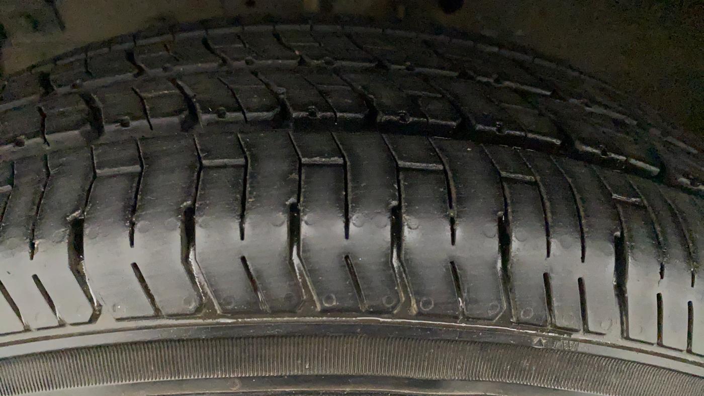 2017 Maruti Swift VXI, Petrol, Manual, 9,912 km, Right Front Tyre Tread