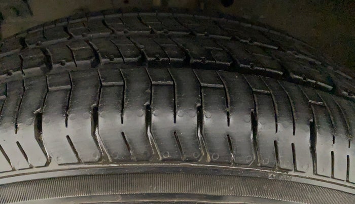 2017 Maruti Swift VXI, Petrol, Manual, 9,912 km, Right Front Tyre Tread