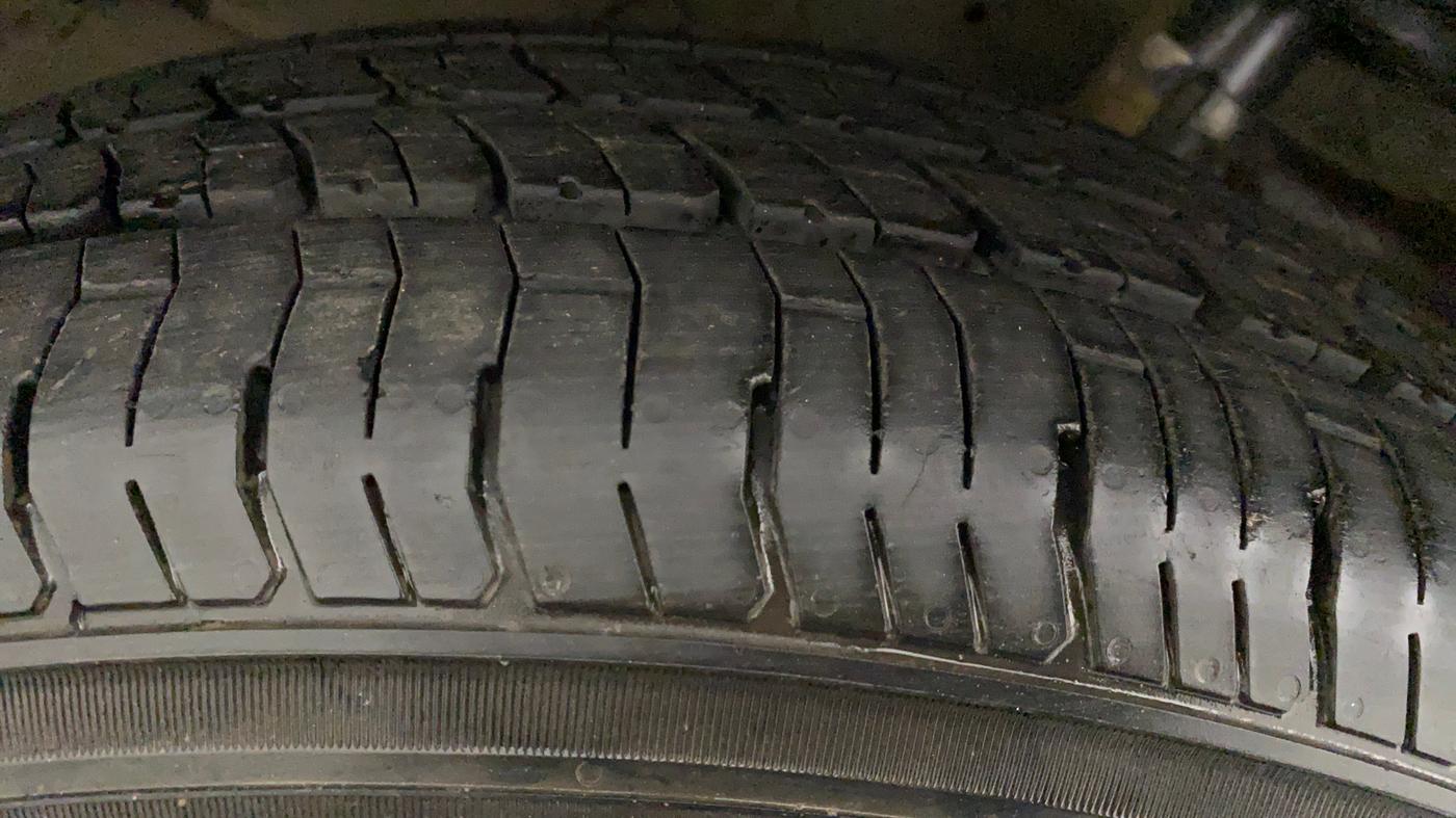 2017 Maruti Swift VXI, Petrol, Manual, 9,912 km, Right Rear Tyre Tread
