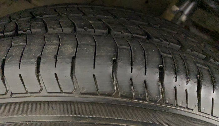 2017 Maruti Swift VXI, Petrol, Manual, 9,912 km, Right Rear Tyre Tread