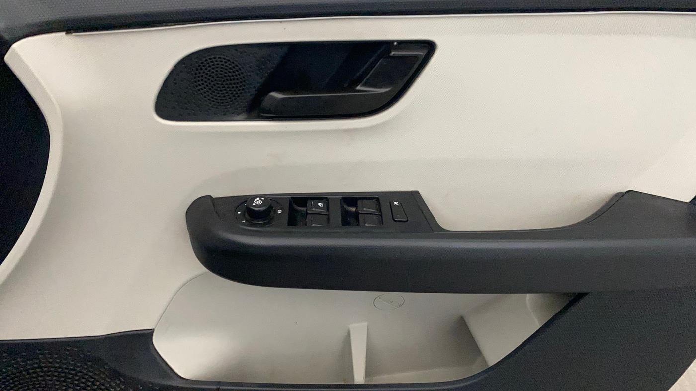 2022 Tata ALTROZ XM PLUS PETROL, CNG, Manual, 58,586 km, Driver Side Door Panels Control