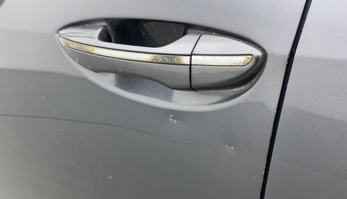 2015 Toyota Corolla Altis G, Petrol, Manual, 31,229 km, Front passenger door - Slightly dented