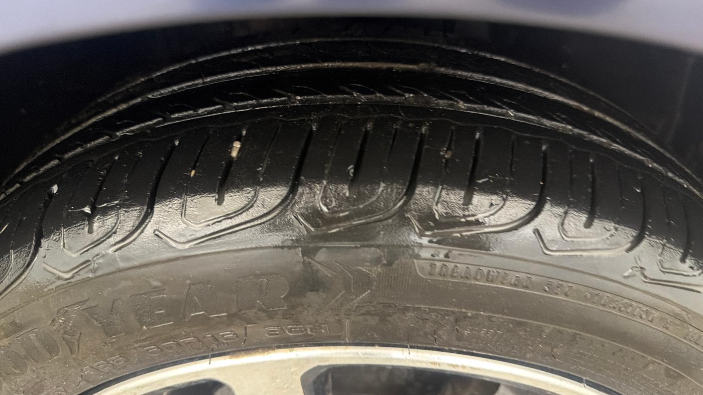 2024 Tata ALTROZ XZA, Petrol, Automatic, 61,992 km, Right Front Tyre Tread