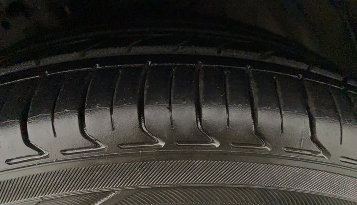 2018 Maruti Ciaz ALPHA DIESEL 1.3, Diesel, Manual, 94,027 km, Left Front Tyre Tread