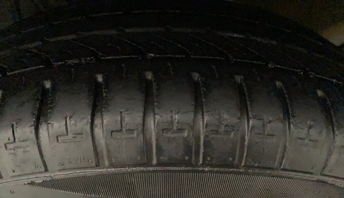 2013 Hyundai Eon MAGNA +, Petrol, Manual, 96,545 km, Left Front Tyre Tread