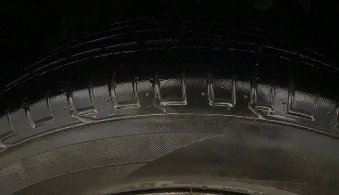 2020 Mahindra XUV300 W6 1.2 PETROL, Petrol, Manual, 1,16,899 km, Left Front Tyre Tread