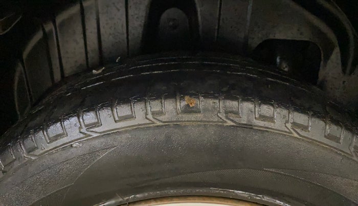 2020 Mahindra XUV300 W6 1.2 PETROL, Petrol, Manual, 1,16,899 km, Right Rear Tyre Tread