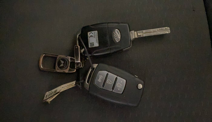 2020 Mahindra XUV300 W6 1.2 PETROL, Petrol, Manual, 1,16,899 km, Key Close Up