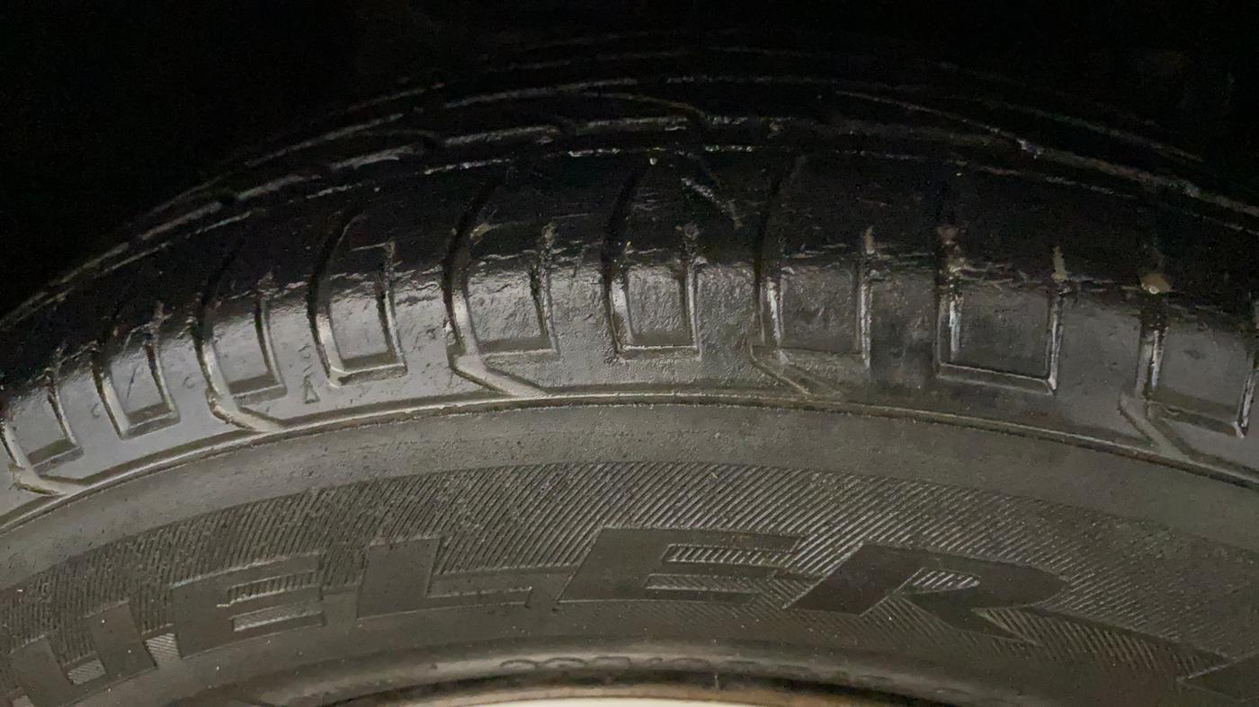 2020 Mahindra XUV300 W6 1.2 PETROL, Petrol, Manual, 1,16,712 km, Right Front Tyre Tread