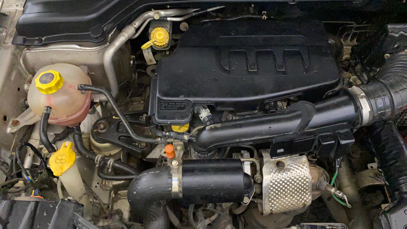 2020 Mahindra XUV300 W6 1.2 PETROL, Petrol, Manual, 1,16,712 km, Engine View - Right