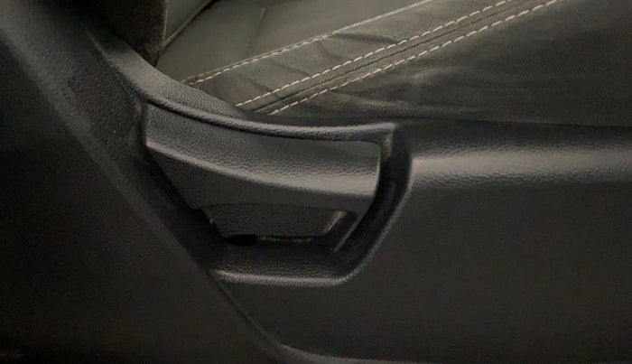 2020 Mahindra XUV300 W6 1.2 PETROL, Petrol, Manual, 1,16,899 km, Driver Side Adjustment Panel